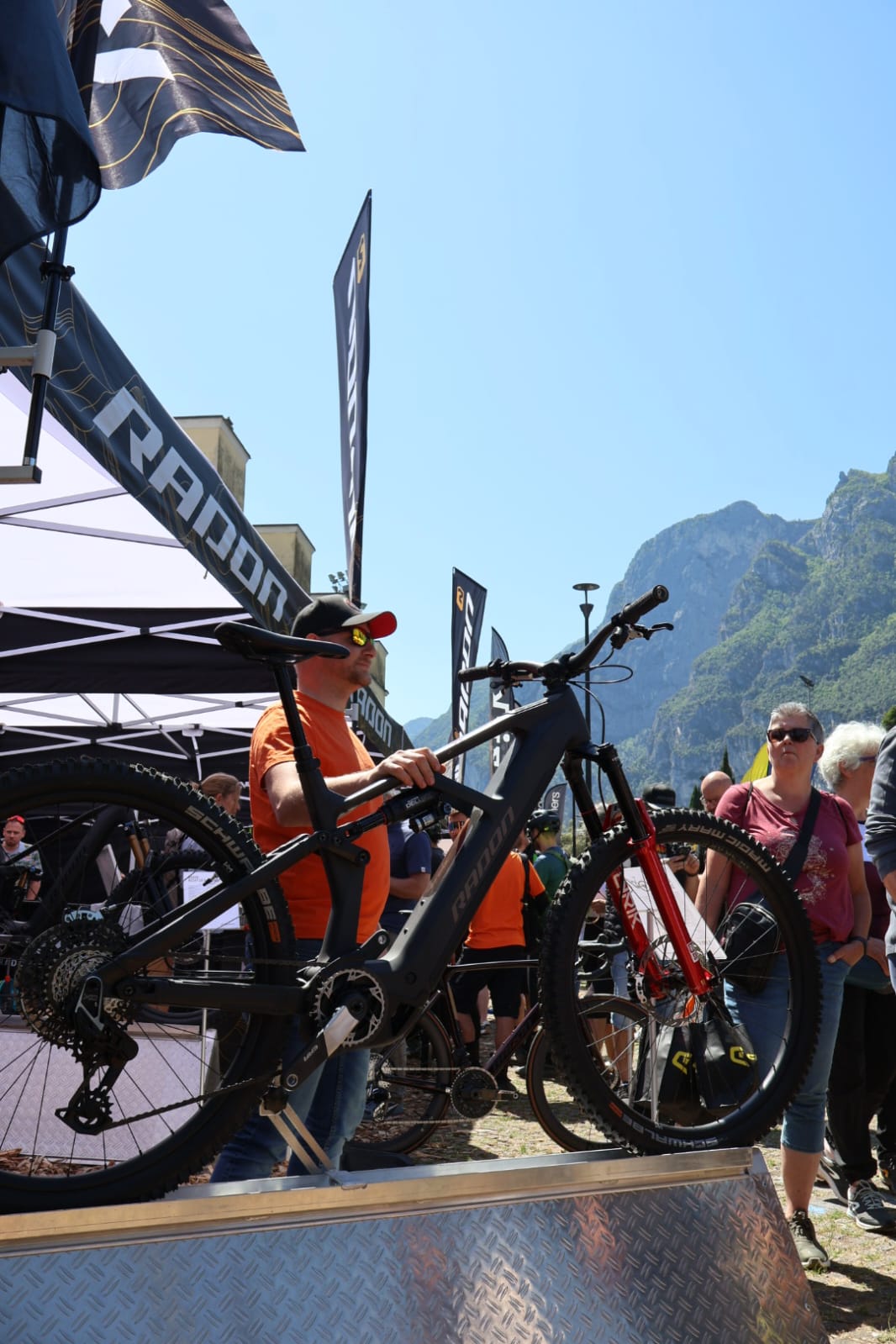 Matthias Ledinek auf einer Fahrradmesse